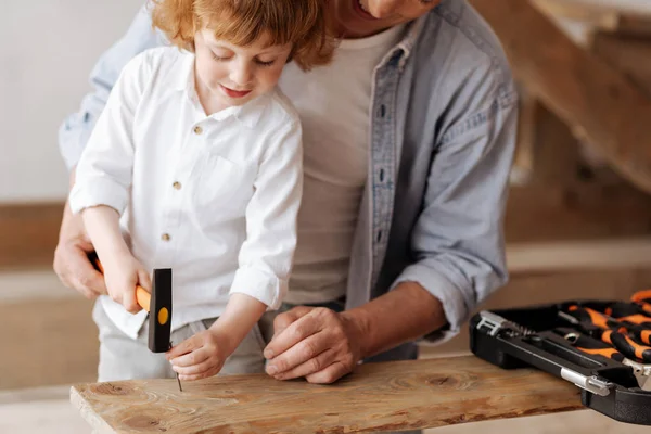 Porträt eines attraktiven Jungen beim Nageln — Stockfoto