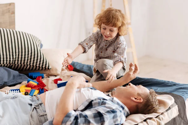 Bonito menino estendendo as mãos para o seu pai — Fotografia de Stock