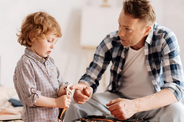 Un uomo serio che parla con il suo piccolo figlio — Foto Stock