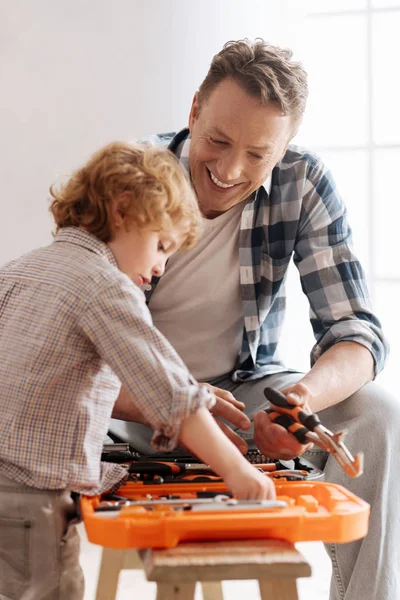 Homme très attentif enfant choisir l'instrument nécessaire — Photo