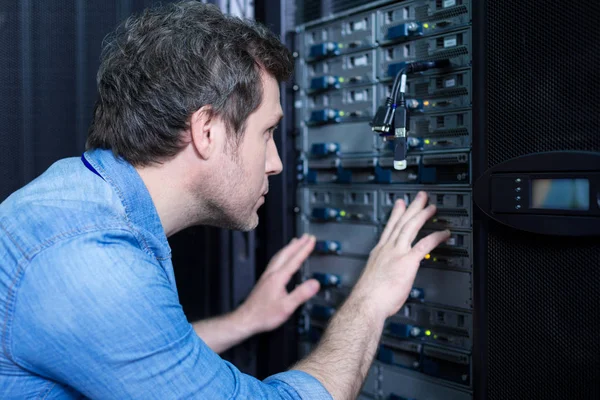 Técnico masculino guapo comprobando cables de Internet —  Fotos de Stock