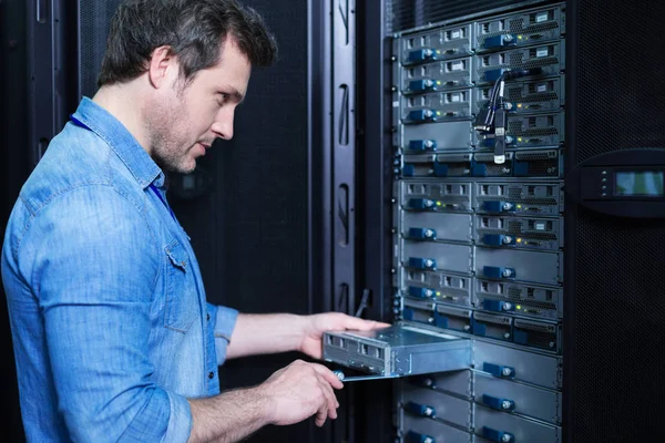 Bel tecnico professionista che installa il server blade — Foto Stock