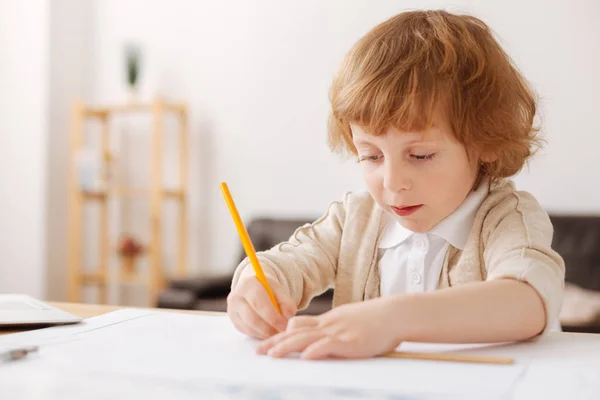 Дуже концентрований хлопчик малює картину — стокове фото