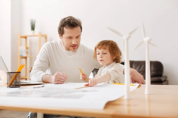 Ingeniero competente mirando el proceso de su hijo — Foto de Stock