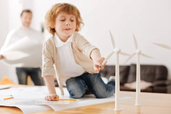 Intéressé par la puissance énergétique enfant touchant le modèle d'une turbine — Photo