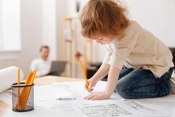 Ciddi çocuk resim kağıt üzerine çizim — Stok fotoğraf