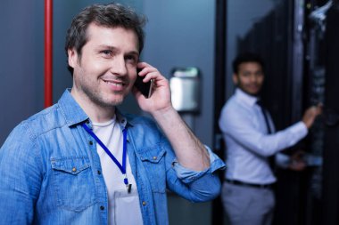 Onun kulağı telefon koyarak çok mutlu pozitif adam