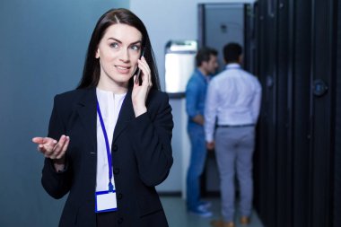 Konuşan güzel memnun kadın