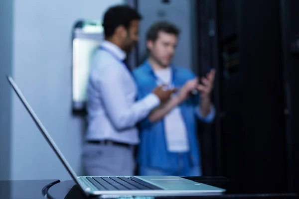 Selektiv fokus för en laptop står på bordet — Stockfoto