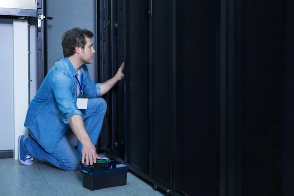 Ingeniero masculino guapo tomando el servidor rack —  Fotos de Stock