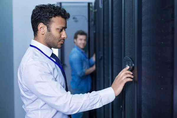 Un hombre serio y agradable mirando el panel de control — Foto de Stock