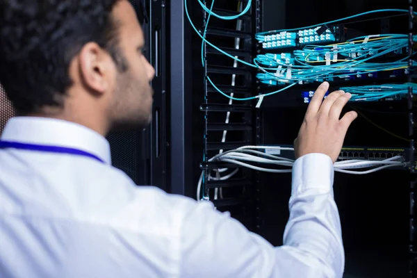 Professional It beheerder internet verbindingskabels controleren — Stockfoto