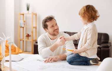 Mutlu baba ve oğul elele