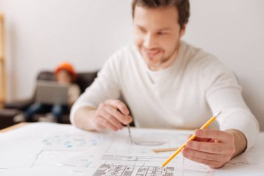 Olumlu memnun erkek kişi bir kenara arıyorsunuz