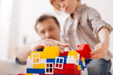 Fotoğraf oyuncağın üstüne o ayakta ön plan üzerinde duruldu.