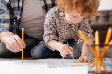 Ciddi çocuk portresi bu tutma çifti bir pergel