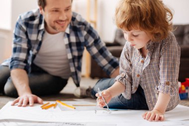 Mutlu baba çocuğuyla oynarken