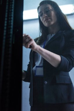 Güzel hoş kadın kapıda arıyor