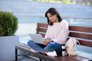 Serbest yazar olarak çalışma çekici iddialı hanım