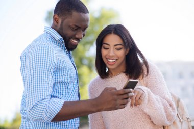Online restoran seçerek enerjik mutlu çift