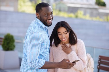 Bazı fotoğraflar arkadaşı gösterilen çekici babacan adam