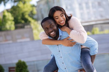 Enerjik eğlenceli çift birlikte parlak bir gün harcama