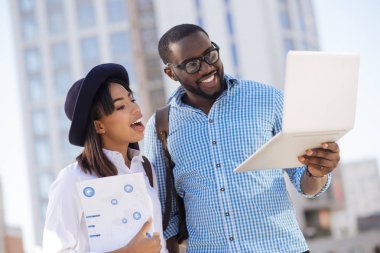 Etkin çalışkan meslektaşları sahip bir toplantı üstünde belgili tanımlık gitmek