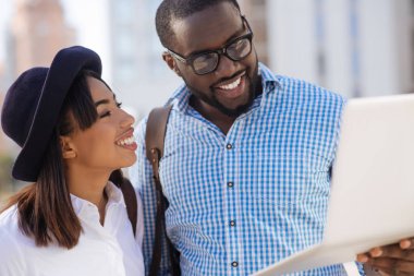 Onların başlangıç tartışırken yetenekli analitik iş arkadaşları