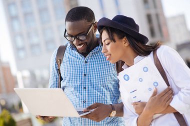 Sunu bir göz sahip kendine güvenen yaratıcı iş arkadaşları