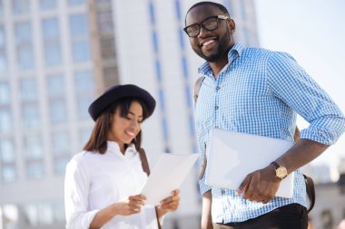 Çok iddialı görünen yakışıklı kendine güvenen adam