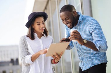 Arkadaşlar notlar fotoğrafını parlak hevesli adam