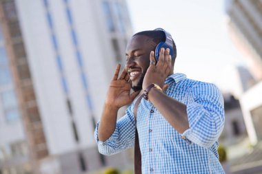 Hakiki esprili genç adam onun yeni kulaklıklar sevme
