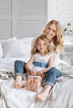 Tatlı hoş tek ebeveynli aile yatağa bağlar