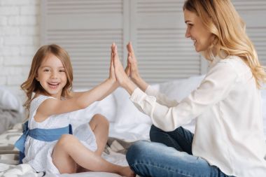 Muhteşem genç anne kızıyla birlikte elele