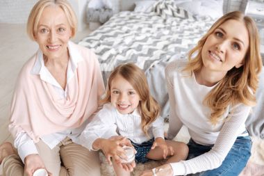 Küçük çocuk krem kavanozdan almak