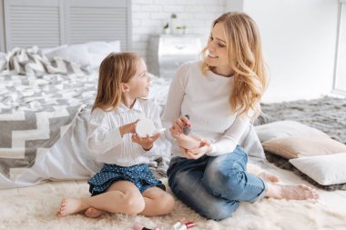 Genç anne ve kızı kozmetik tartışıyor