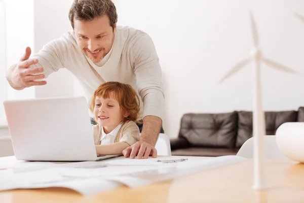 Positivo hombre encantado de pie detrás de su hijo — Foto de Stock