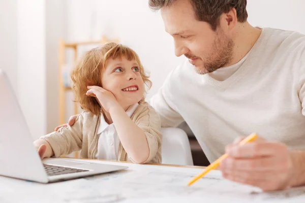 Positivo encantado hombre-niño mirando a su padre — Foto de Stock