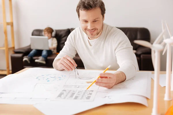 Encantado profesional haciendo su trabajo con positividad — Foto de Stock