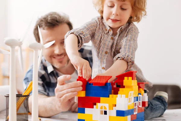 Мальчик строил дом, играя с игрушечным набором — стоковое фото