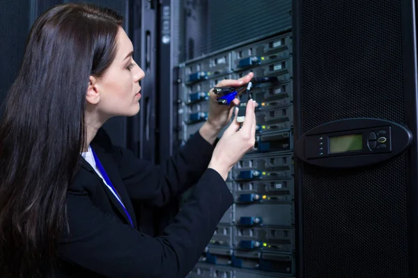 Técnico feminino confiante olhando para os cabos USB — Fotografia de Stock