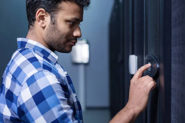 Un hombre serio y agradable mirando el panel de control — Foto de Stock