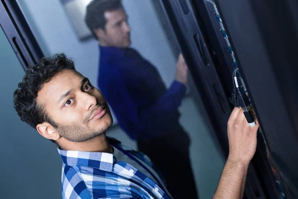 Agradável encantado homem trabalhando com tecnologias informativas — Fotografia de Stock