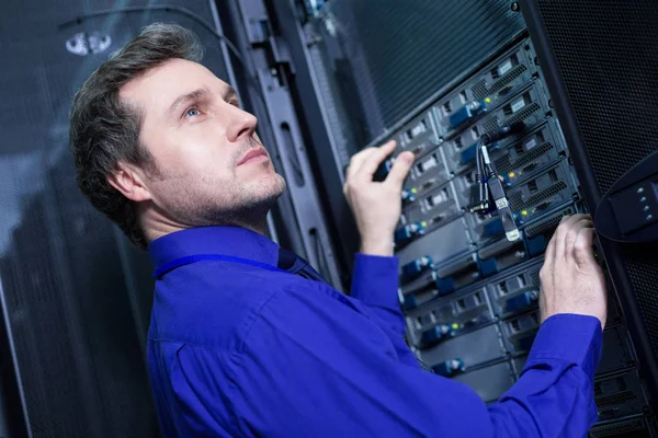 Hombre inteligente y confiado de pie frente al servidor de datos — Foto de Stock