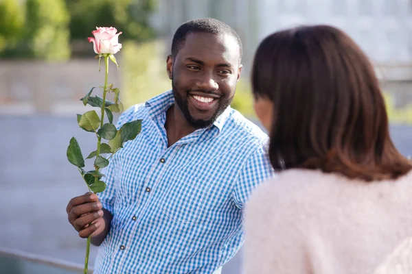 Gerçek bir beyefendi olmak parlak yakışıklı adam