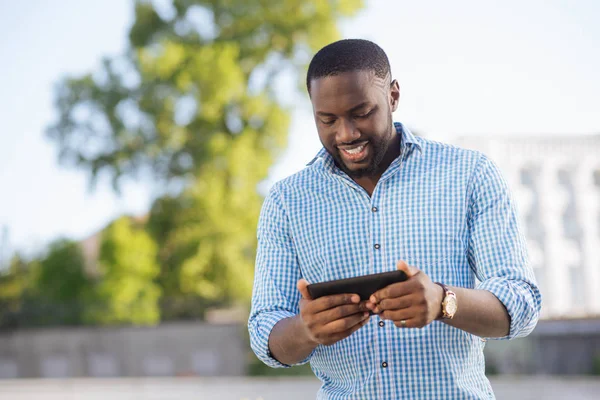 Hombre dinámico animado utilizando su teléfono inteligente para el arrastre — Foto de Stock