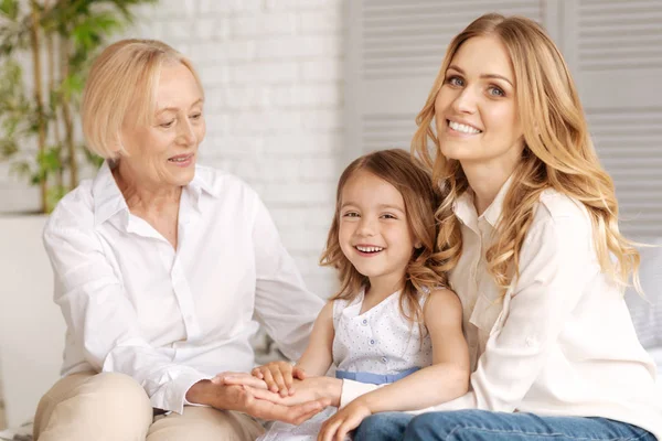 Sweet extended family enjoying themselves together — Stock Photo, Image