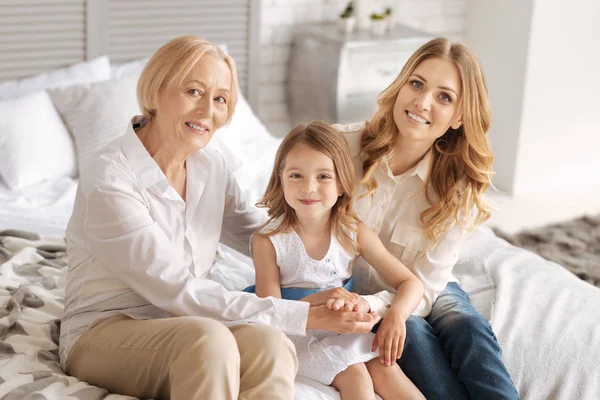 Ganska bra utökade familj limning på sängen — Stockfoto