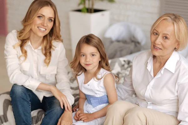 Kanepede oturan üç güzel kadın