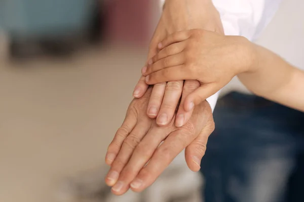 Mooie vrouw handen op elkaar gezet — Stockfoto